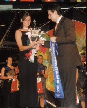 Главным призом победительницы конкурса красоты "Мисс Реклама 2003" стала оригинальная статуэтка, изготовленная компанией Реставратор